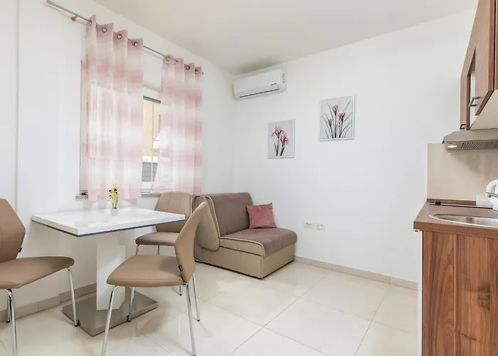 Апартаменти Beautiful In With Wifi Пула