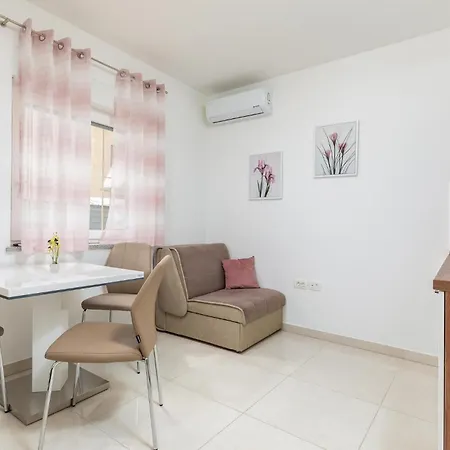 Appartement Awesome In With Wifi Pula