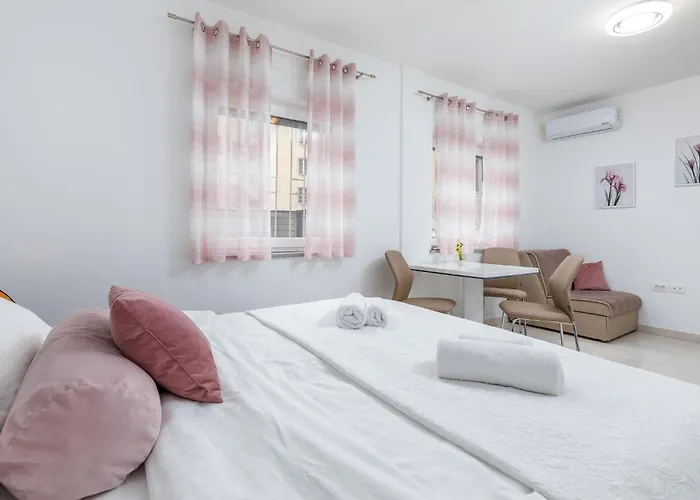 Beautiful In With Wifi דירה פולה